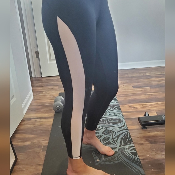 FILA HIGH WAISTED TUMMY CONTROL 7/8 LENGTH BLACK LEGGINGS WITH WHITE MESH.. - Picture 8 of 8